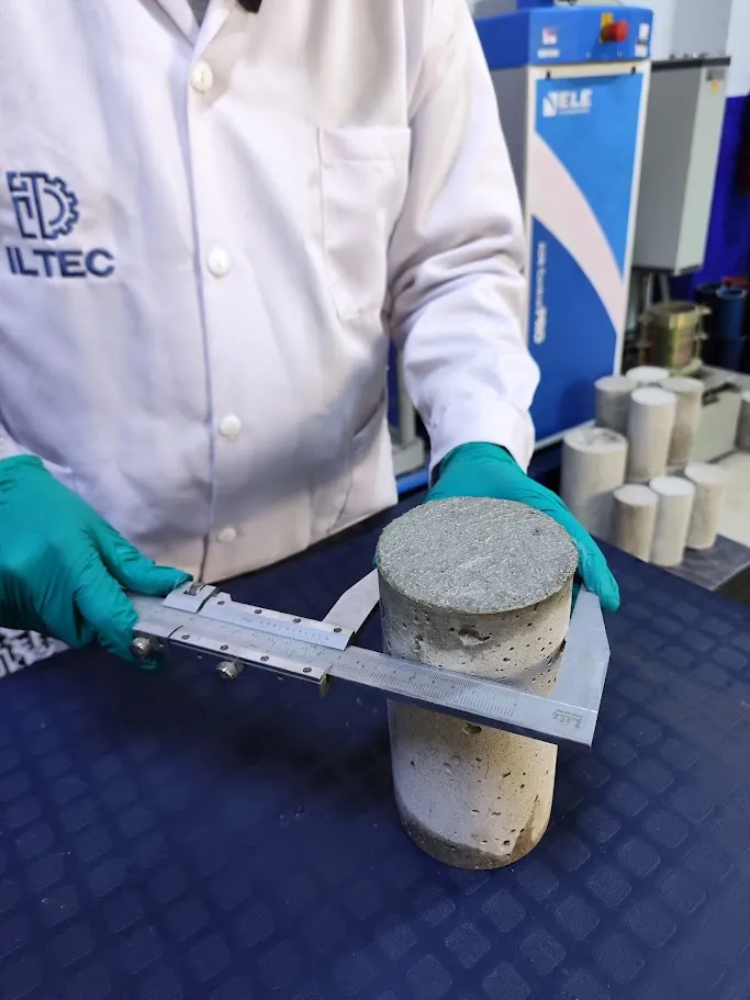 Equipo técnico de ILTEC tamizando agregados con EPP